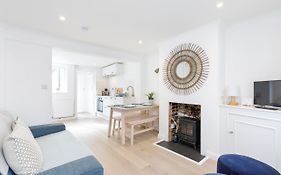 Central Quiet Cottage. Walk To Shops, Bars & Beach